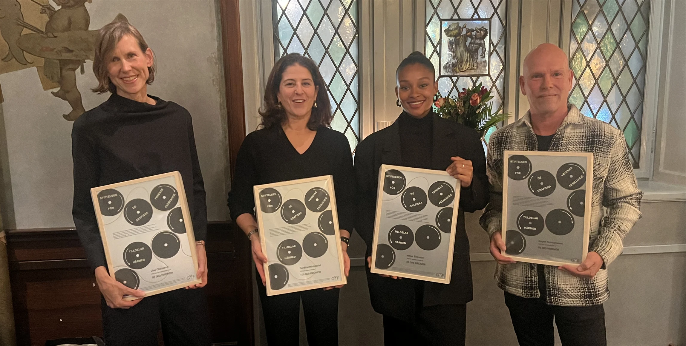 Bild på årets pristagare. Lisa Olausson (formgivningspris), Dilsa Demirbag-Sten, Berättarministeriet (branschpris), Anna Eriksson (examensarbete) och Roger Kristiansson (utbildningspris).